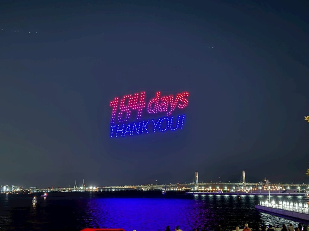 横浜ドローンショーで夜空に描かれるドローンアート