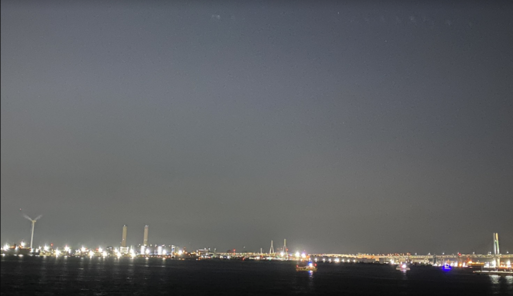 開始前の臨港パークから見たみなとみらいの夜景とドローンショー会場