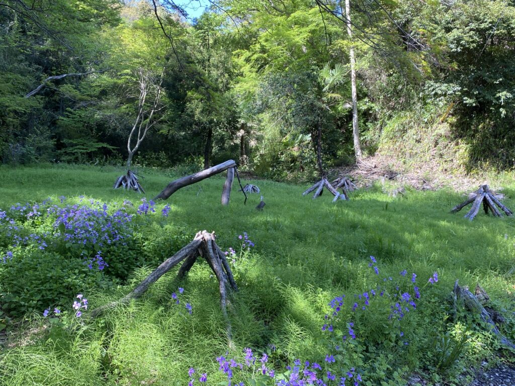 明月院通り　木のアート