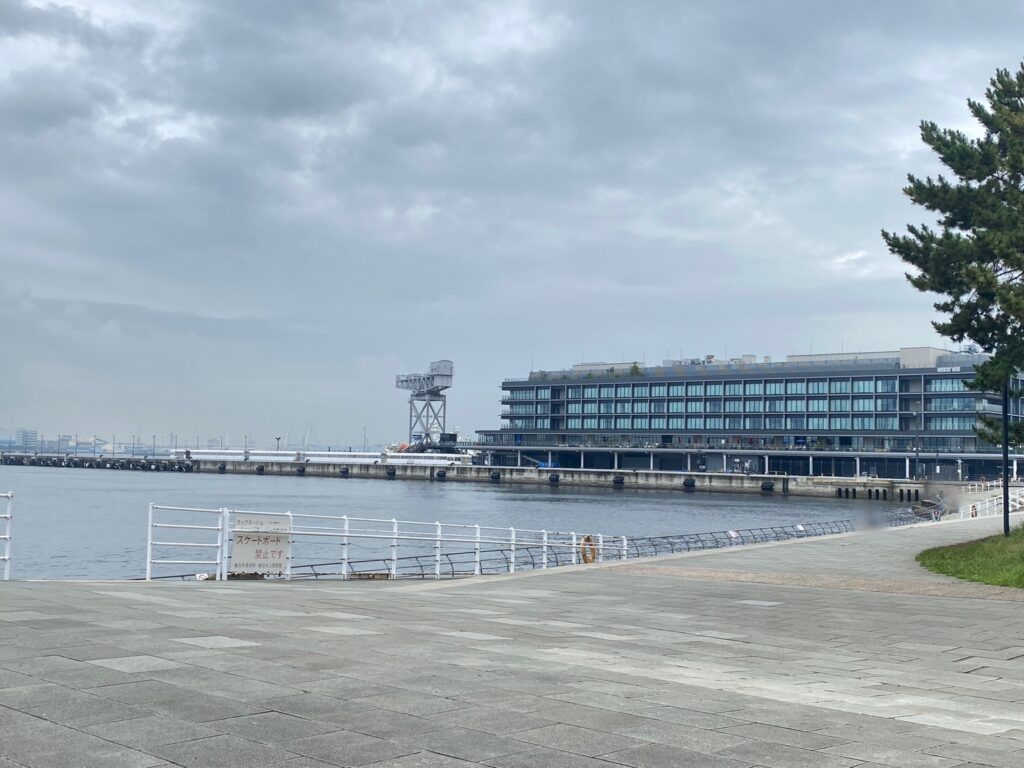 横浜ハンマーヘッドが見える道