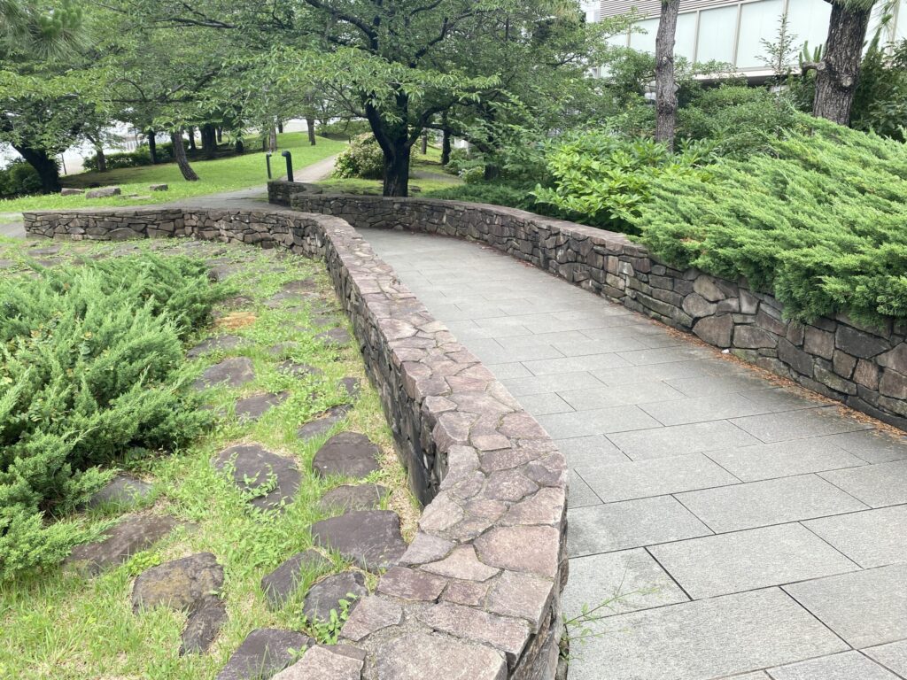 万葉倶楽部横の道