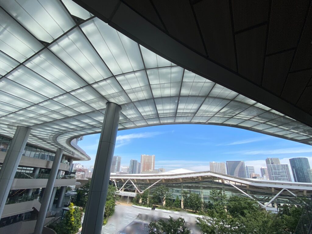 NEWoMan TAKANAWAから見た、JR高輪ゲートウェイ駅