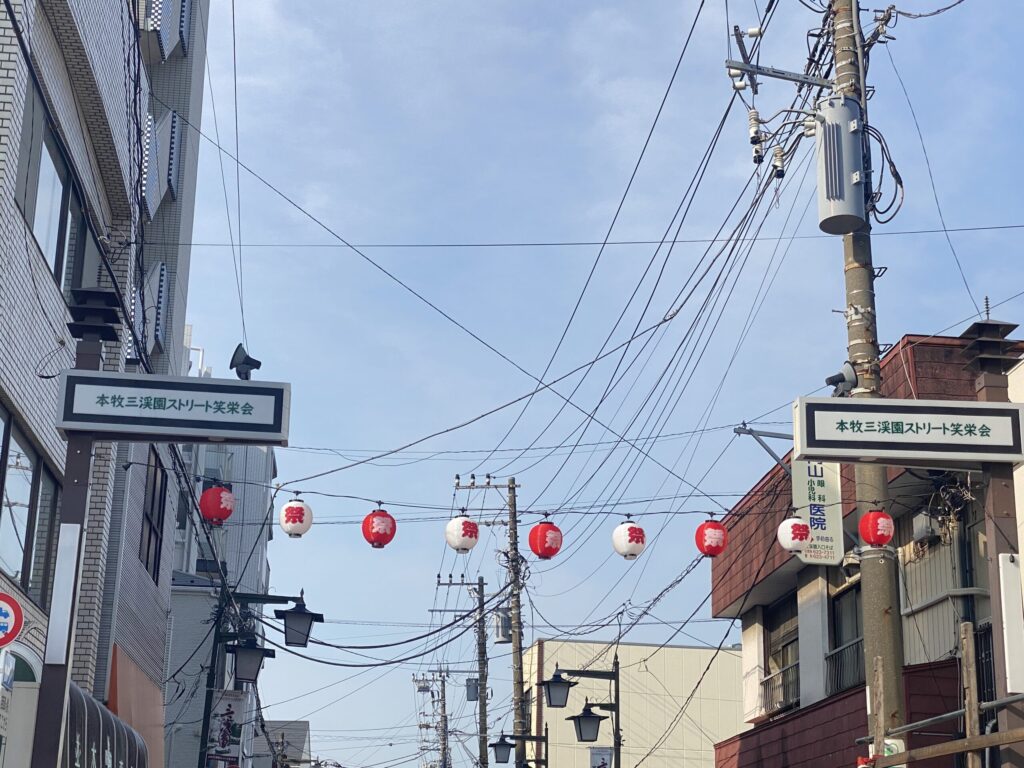 三溪園へ向かう道にて本牧神社祭礼の様子